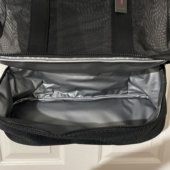 No boundaries insulated tote - Picture 2 of 5